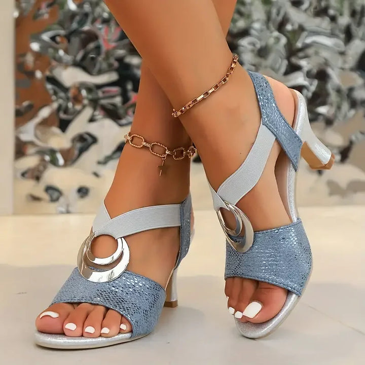 Maria – Elegante pumps med rem og Dekorativ Spænde